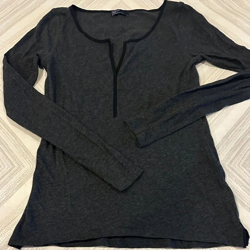 GAP Women’s Charcoal with Black Trim V Neck Long Sleeve Top Size XS
